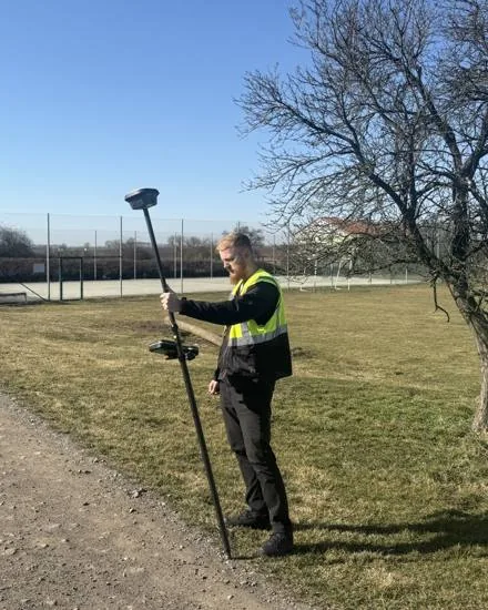 David Rusz s GNSS aparaturou v terénu